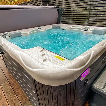 Chez Sabine Et Eric Maison Pour 6 Personnes Avec Piscine Chauffée Et Jacuzzi Privé Hébergement de vacances Andenne