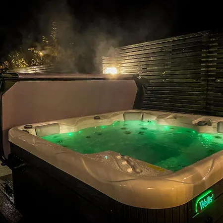 Chez Sabine Et Eric Maison Pour 6 Personnes Avec Piscine Chauffée Et Jacuzzi Privé Hébergement de vacances Andenne